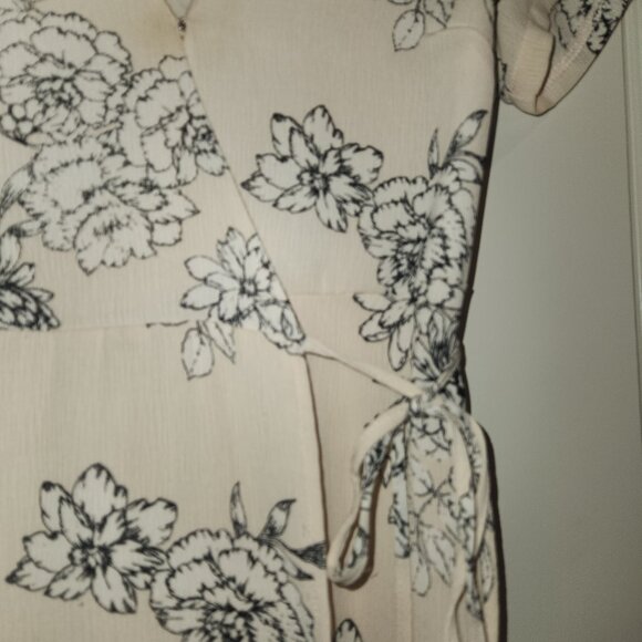 Lush Brand Floral Wrap Dress Sz XS Cream colored - Picture 11 of 12